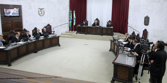 Sessão do Pleno do TCE-PR, presidida pelo conselheiro Durval Amaral. Foto: Wagner Araújo/Divulgação TCE-PR
