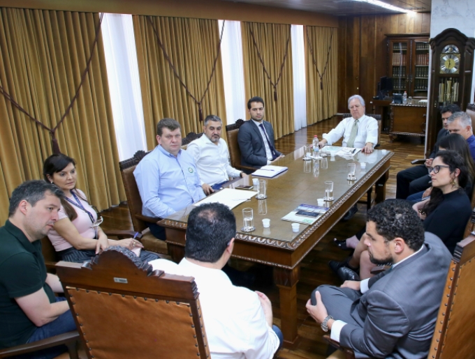 Acompanhado de servidores da área técnica, o presidente do TCE-PR, conselheiro Nestor Baptista, recebe prefeitos e servidores municipais da região Sudoeste do Paraná. Foto: Wagner Araújo/Divulgação TCE-PR