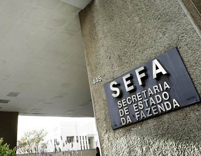 Entrada do edifício, em Curitiba, onde está instalada a Secretaria de Estado da Fazenda do Paraná. Foto: Agência Estadual de Notícias/Divulgação