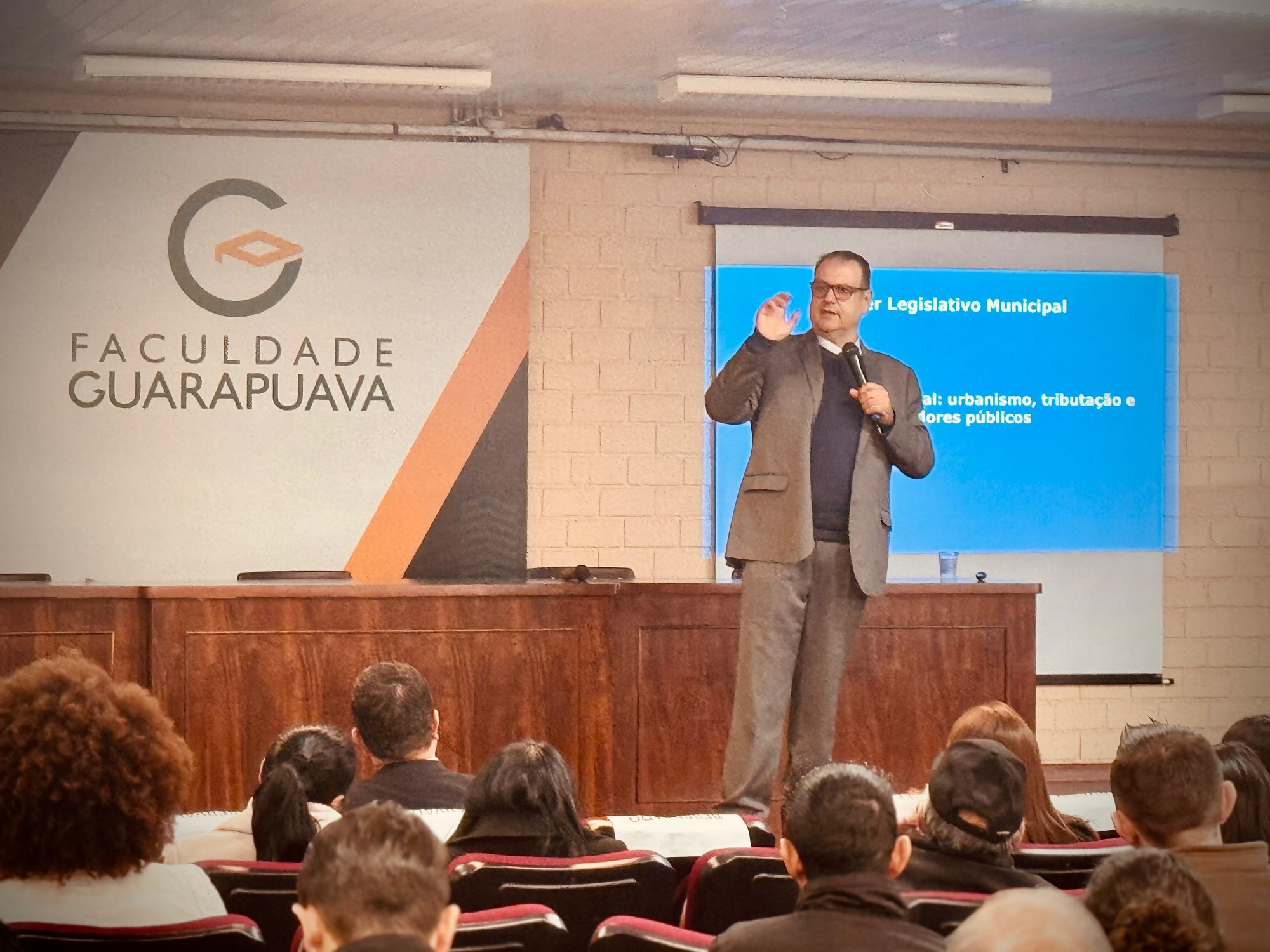 O procurador de Justiça do Ministério Público Estadual (MP-PR) Maurício Kalache profere palestra em capacitação do Tribunal de Contas do Estado do Paraná (TCE-PR) em Guarapuava, nesta quinta-feira (29 de maio)