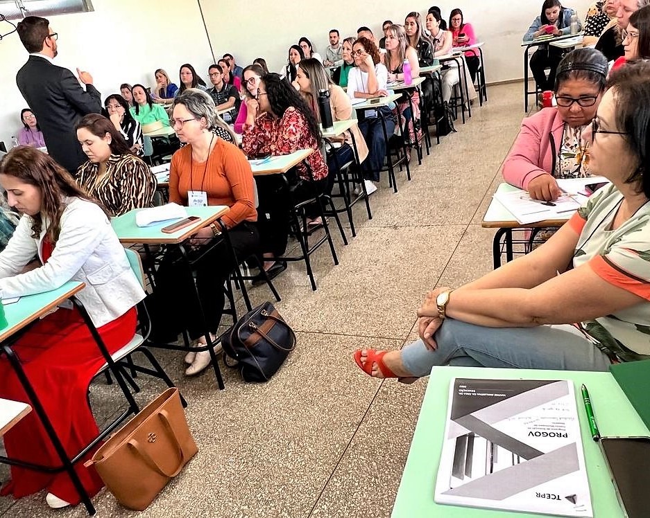 O auditor de controle externo Eduardo Schnorr ministra oficina de políticas públicas na área da educação, em Paranavaí. Foto: Marcelo Lancia/Divulgação TCE-PR