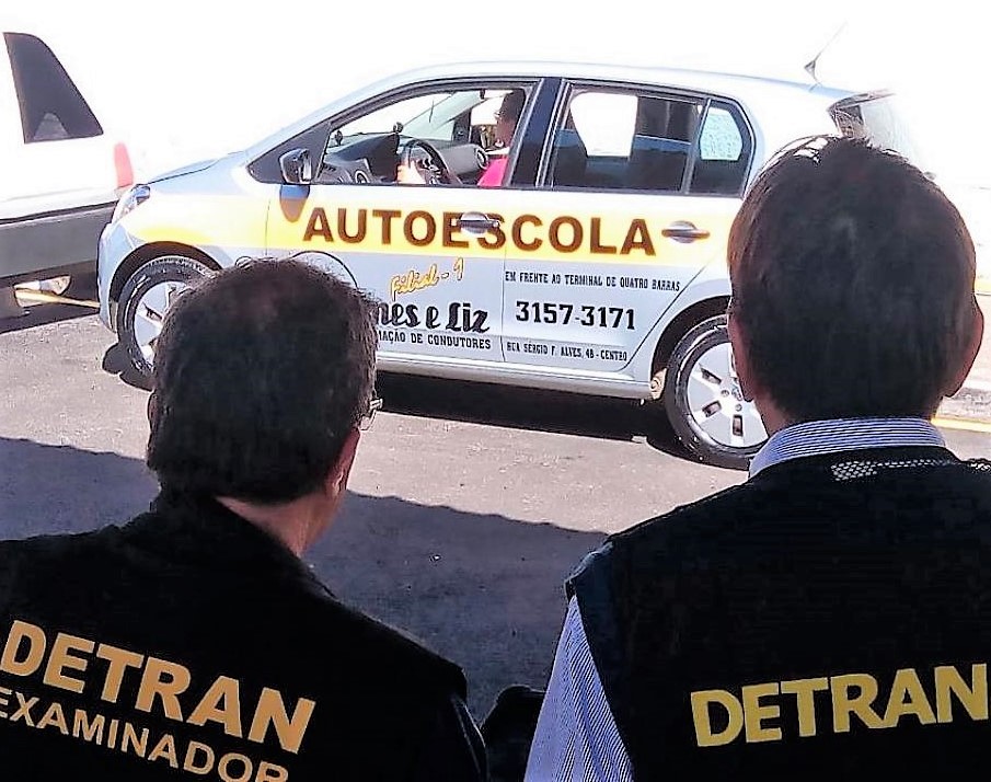 Servidores do Departamento de Trânsito do Estado do Paraná (Detran-PR)acompanham teste de habilitação para a direção de veículos. Foto: Divulgação