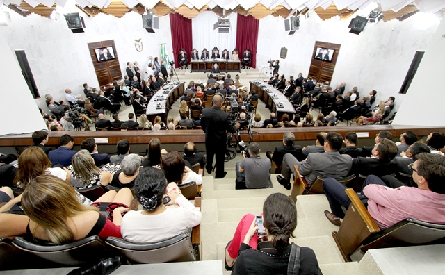 Solenidade de posse do conselheiro Durval Amaral na Presidência lotou o Plenário do TCE-PR. Foto: Wagner Araújo/Divulgação TCE-PR