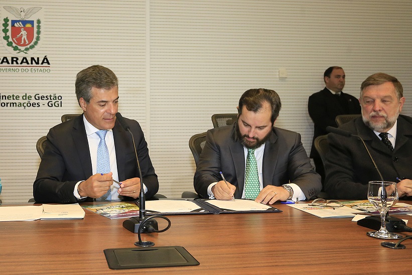 O governador Beto Richa, o presidente do Tribunal de Contas, Ivan Bonilha, e o secretário estadual de Assuntos Estratégicos, Flávio Arns, assinam o termo de adesão do Paraná ao Movimento Nacional ODS - Objetivos de Desenvolvimento Sustentável da ONU (Foto: Arnaldo Alves/Divulgação ANPR)