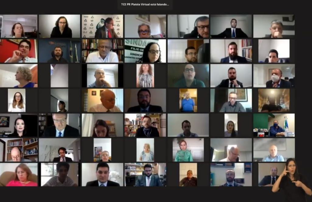 Em sala virtual, servidores e convidados acompanham a sessão solene de posse dos dirigentes do TCE-PR no biênio 2021-2022.