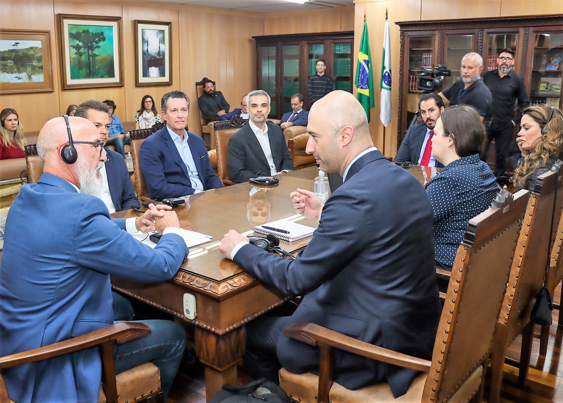 O presidente, conselheiro Fernando Guimarães, acompanhado de sua equipe, apresenta à missão da Organização para Cooperação e Desenvolvimento Econômico (OCDE), um relato dos planos da Gestão 2023-2024 do TCE-PR que contribuem para a implementação da Agenda 2030 da ONU. Foto: Fabiano Contador/Divulgação TCE-PR