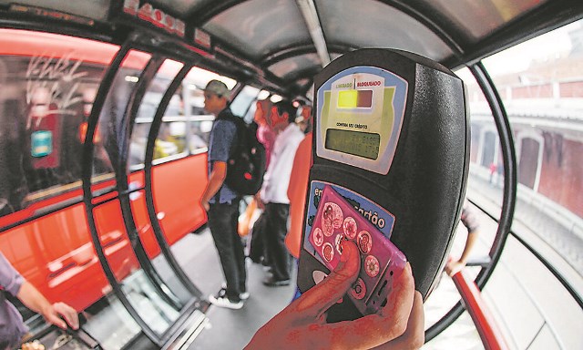 Estação-tubo do sistema de ônibus de Curitiba, gerenciado pela Urbs. Foto: Daniel Castellano/Gazeta do Povo