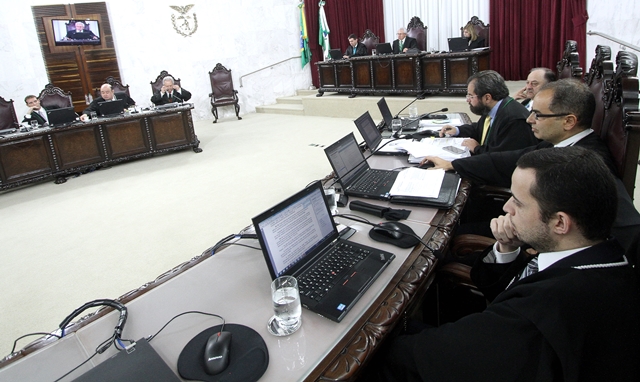 Sessão do Pleno do TCE-PR, presidida pelo conselheiro Durval Amaral. Foto: Wagner Araújo/Divulgação TCE-PR