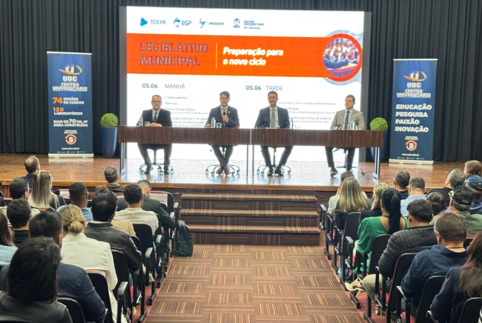 O presidente do Tribunal de Contas do Estado do Paraná (TCE-PR), conselheiro Ivens Linhares, na mesa de abertura de capacitação voltada às câmaras municipais em Foz do Iguaçu nesta quinta-feira (5 de junho)