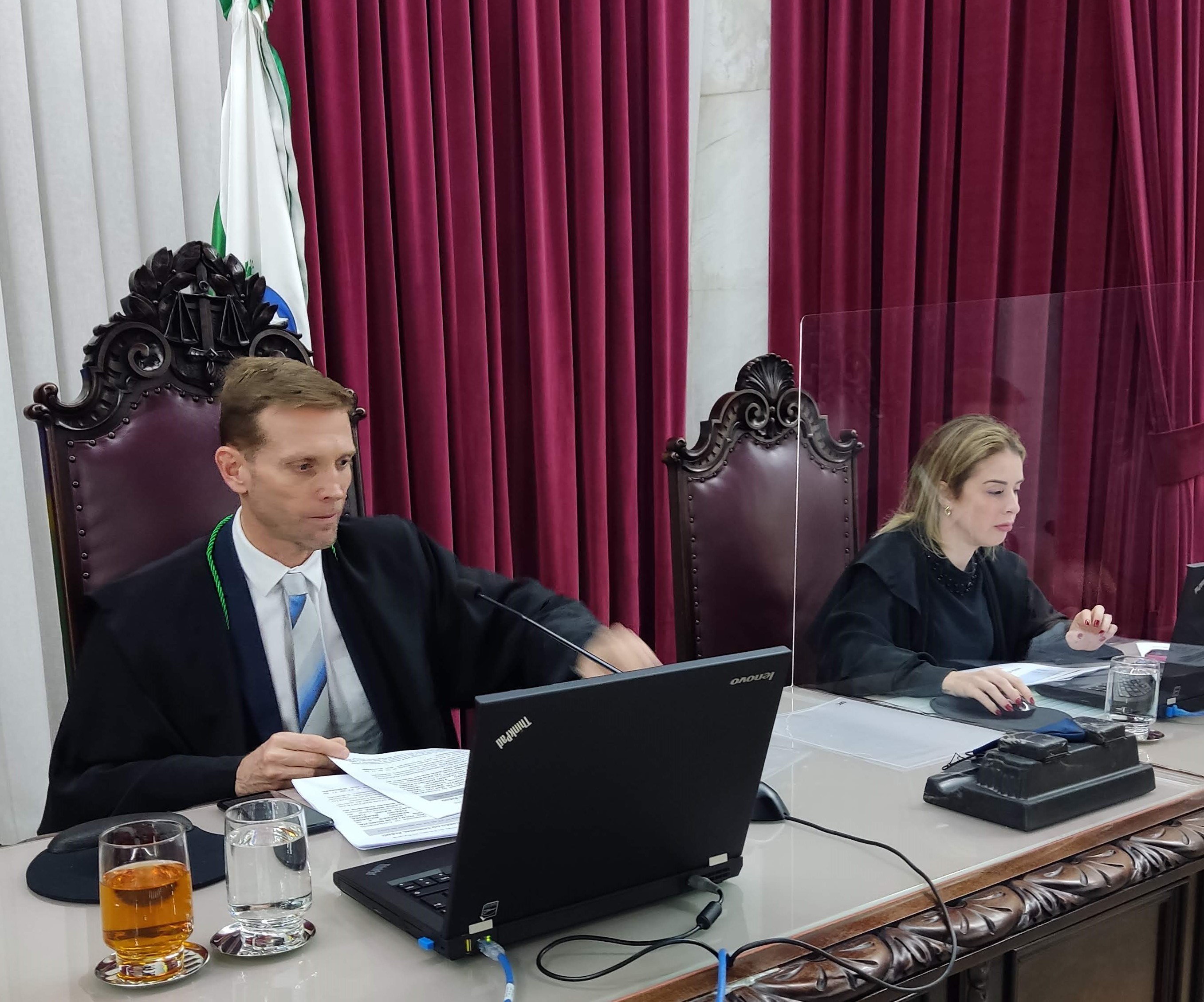 Ao lado da secretária do Tribunal Pleno, Aline Lacerda Costa, o presidente do TCE-PR, conselheiro Fabio Camargo, comanda sessão do colegiado. Foto: Edilson Peruceli/Divulgação TCE-PR