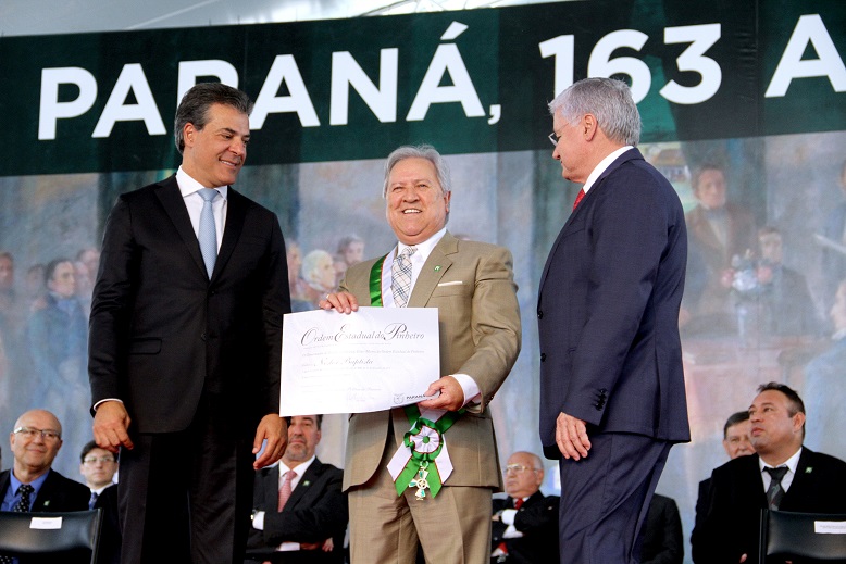 Conselheiro do TCE-PR Nestor Baptista recebe do governador Beto Richa a comenda da Ordem do Pinheiro