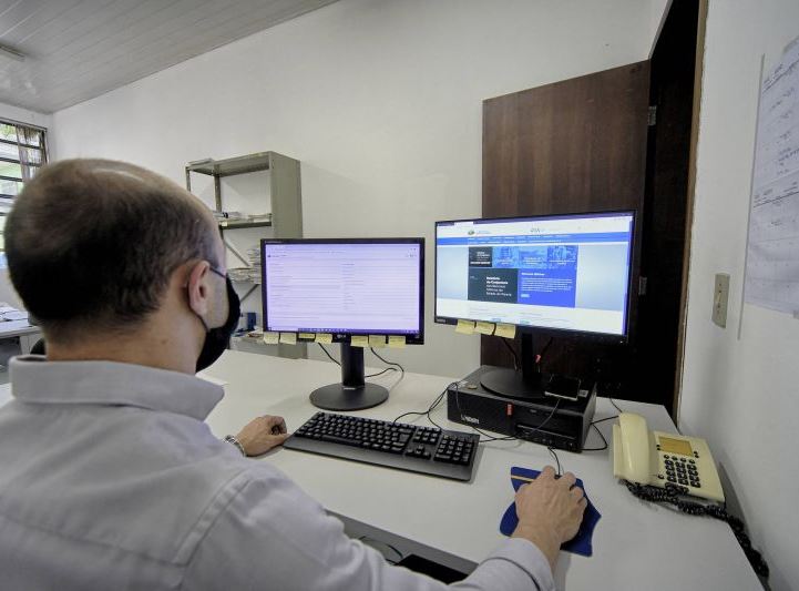 Servidor do Instituto Água e Terra (IAT) em trabalho interno. Foto: Denis Ferreira Netto/Divulgação