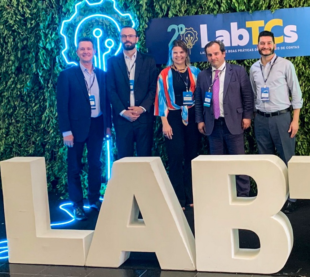 Os representantes do Paraná no 2º Laboratório de Boas Práticas dos Tribunais de Contas (da esquerda para a direita): Djalma Riesemberg Junior, Wilmar da Costa Martins Junior, Paola Canuto Brandão, conselheiro Ivan Bonilha, e Patrick Machado. Foto: Divulgação