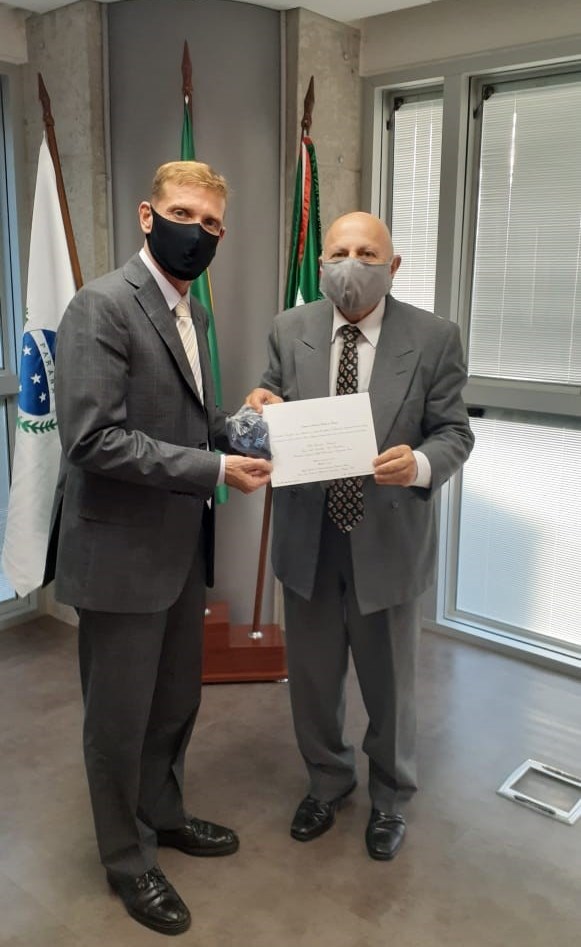 O conselheiro Fabio Camargo entrega ao procurador geral de Justiça do Paraná, Gilberto Giacoia, o convite para a solenidade de sua posse como presidente do TCE-PR, no dia 27 de janeiro. Foto: Divulgação