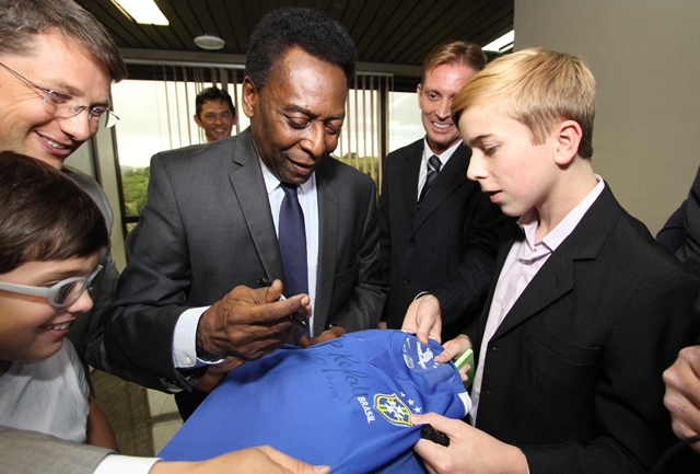 Pelé dá autógrafo em camisa da Seleção Brasileira. Foto: Wagner Araújo/Divulgação TCE-PR