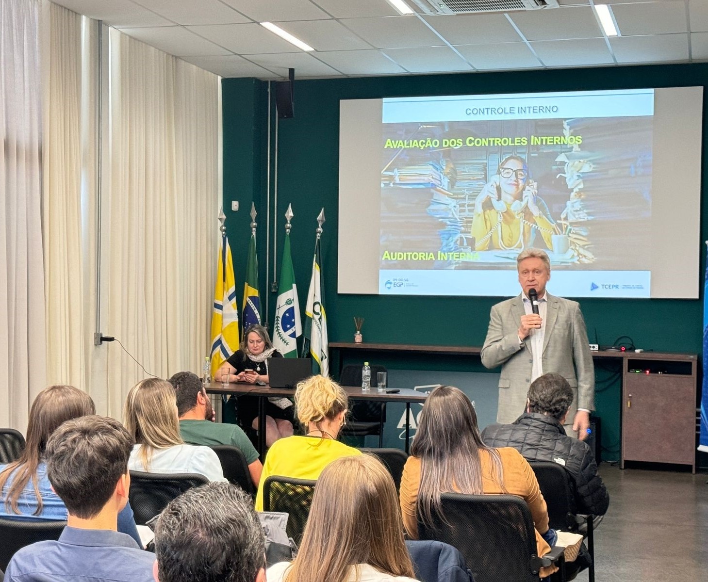 O titular da 5ª ICE, Mauro Munhoz, profere palestra sobre controle interno em Francisco Beltrão no dia 18 de setembro.