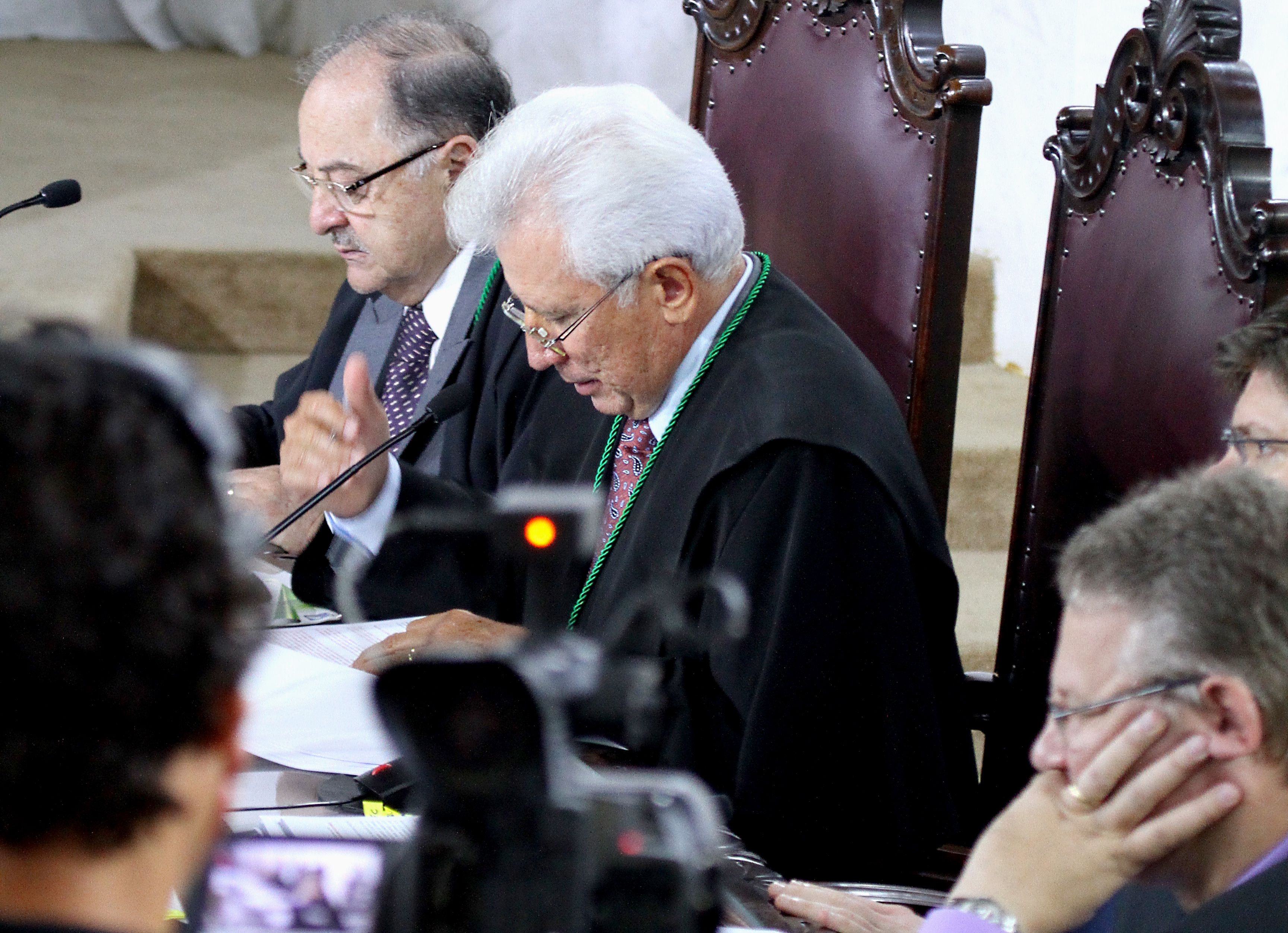 Conselheiro Durval Amaral relata processo em sessão do TCE-PR