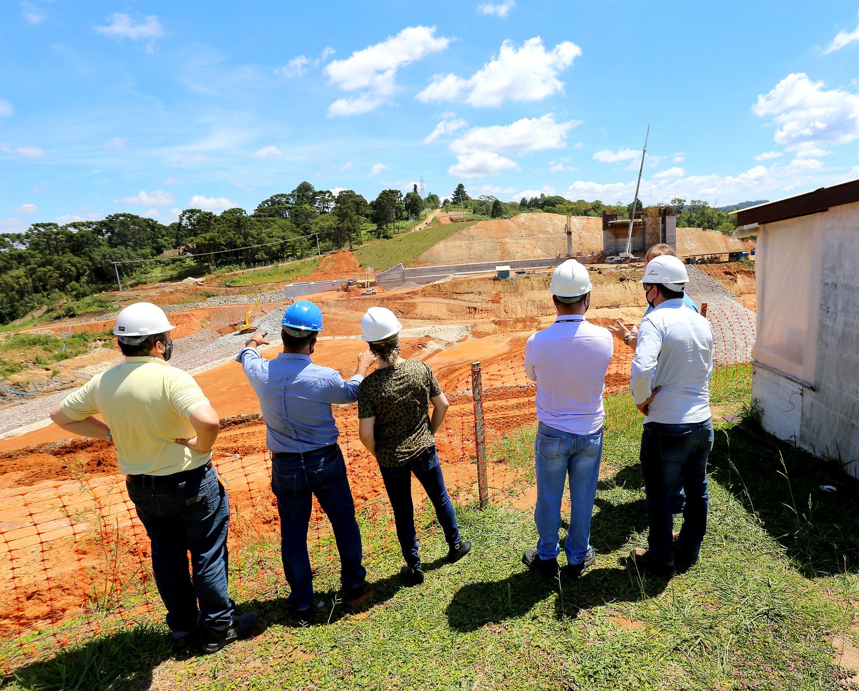 Equipe do TCE-PR durante visita técnica à obra da Barragem do Rio Miringuava, realizada pela Sanepar em São José dos Pinhais, na Região Metropolitana de Curitiba. Foto tirada em 7 de janeiro de 2021. Foto: Wagner Araújo/Divulgação TCE-PR