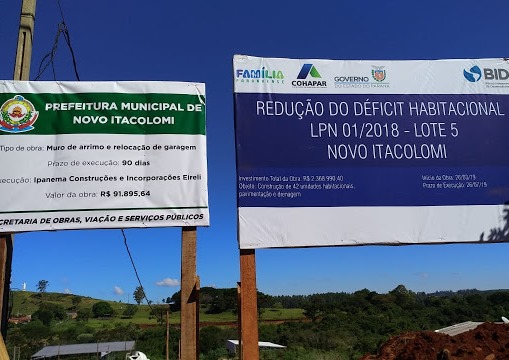 Placas das obras de conjunto habitacional construído em Novo Itacolomi pelo Programa Família Paranaense com recursos do Banco Interamericano de Desenvolvimento (BID). Foto: Divulgação/Prefeitura de Novo Itacolomi