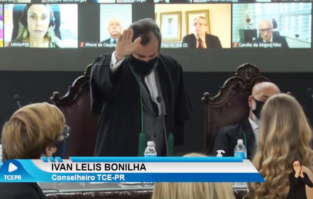 O conselheiro Ivan Bonilha presta o compromisso legal como vice-presidente do TCE-PR no biênio 2021-2022