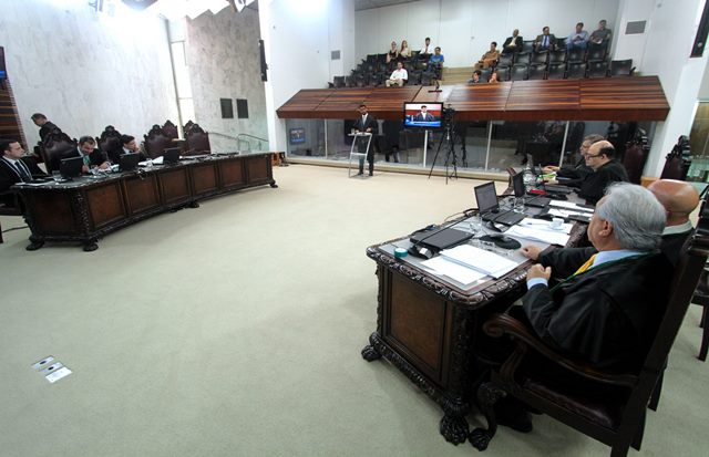 Sessão do Pleno do TCE-PR, em que advogado faz defesa oral em processo julgado pelo colegiado. Foto: Wagner Araújo/Divulgação TCE-PR