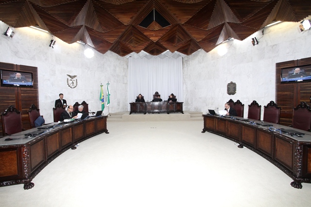 Sessão da Primeira Câmara do TCE-PR, presidida pelo conselheiro Ivens Linhares Foto: Wagner Araújo