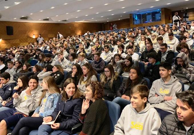 Cerca de 230 estudantes do Colégio Sesi/Fesp, em Curitiba, participaram das atividades do projeto Jovem no Controle, desenvolvido pelo Tribunal de Contas do Estado do Paraná (TCE-PR). Foto: Divulgação/TCE-PR