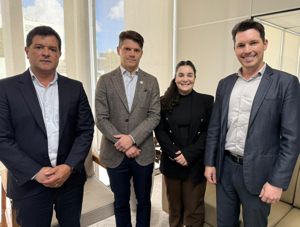 Mariana Bispo, coordenadora do ILB no Senado, com o presidente do TCE-PR, conselheiro Ivens Linhares, Rafael Ayres e Celio Wesolowski