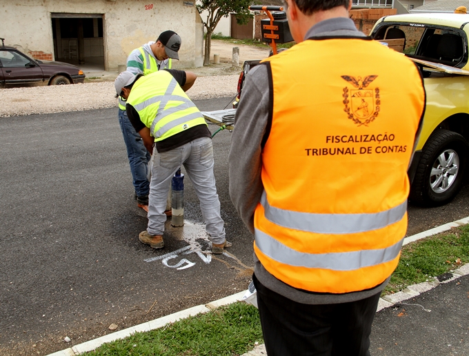 Sob orientação de servidor do TCE-PR, funcionários da empresa Dalcon Engenharia recolhem amostra de asfalto, em São José dos Pinhais, para análise em laboratório. Foto: Wagner Araújo/Divulgação TCE-PR