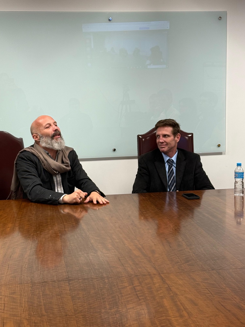 O conselheiro do Tribunal de Contas do Estado do Paraná (TCE-PR) Fabio Camargo ao lado do professor de Direito da Universidade Federal do Paraná (UFPR) Paulo Ricardo Opuszka durante palestra proferida por ele sobre lawfare para alunos do curso de Direito da instituição de ensino nesta quinta-feira (25 de setembro)