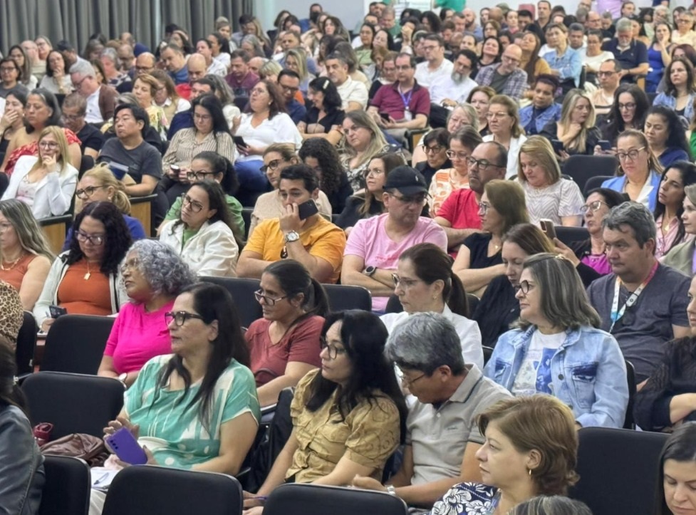 Público presente durante curso realizado pelo Tribunal de Contas do Estado do Paraná (TCE-PR) em Londrina sobre gestão e fiscalização de contratos de terceirização de mão de obra na educação para gestores e servidores de escolas estaduais