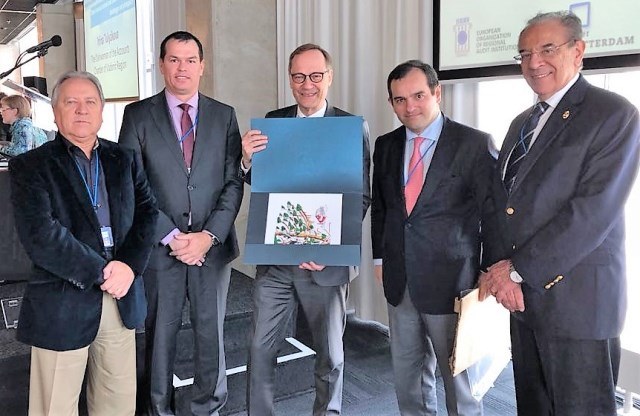 Os conselheiros Ivan Bonilha e Nestor Baptista entregam gravura de Poty Lazarotto ao presidente da Corte de Contas de Roterdã, Paul Hofskra. Foto: Divulgação