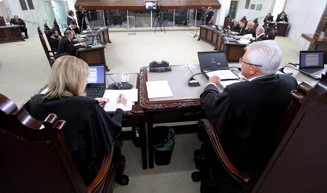 Sessão do Pleno do TCE-PR em 11 de maio, conduzida pelo presidente, conselheiro Durval Amaral. Foto: Wagner Araújo/Divulgação