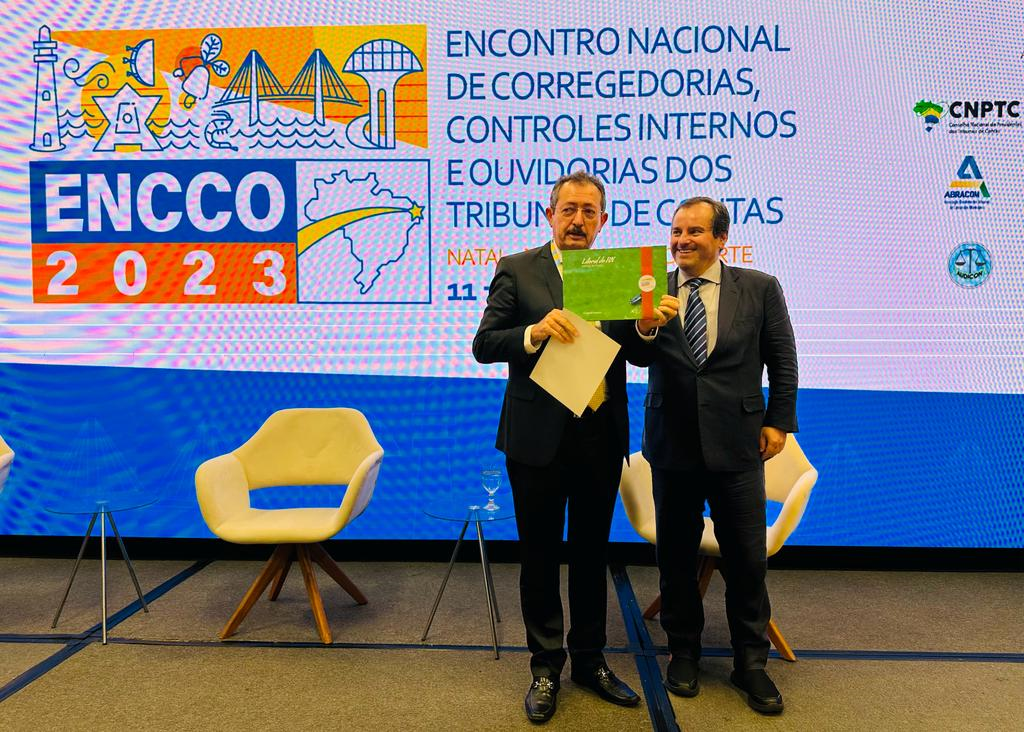 O conselheiro Ivan Bonilha recebe homenagem durante o ENCCO, das mãos do presidente do TCE-RN, conselheiro Gilberto Jales. Foto: Marcelo Lancia/Divulgação TCE-PR