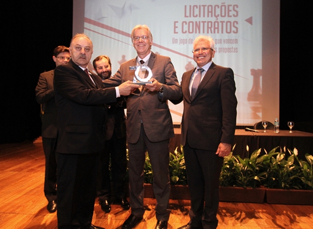 O ministro do STJ Sérgio Kukina recebe a escultura que marca os 70 anos do TCE-PR dos conselheiros Durval Amaral, Artagão de Mattos Leão, Ivan Bonilha e Ivens Linhares. Foto: Wagner Araújo/Divulgação TCE-PR