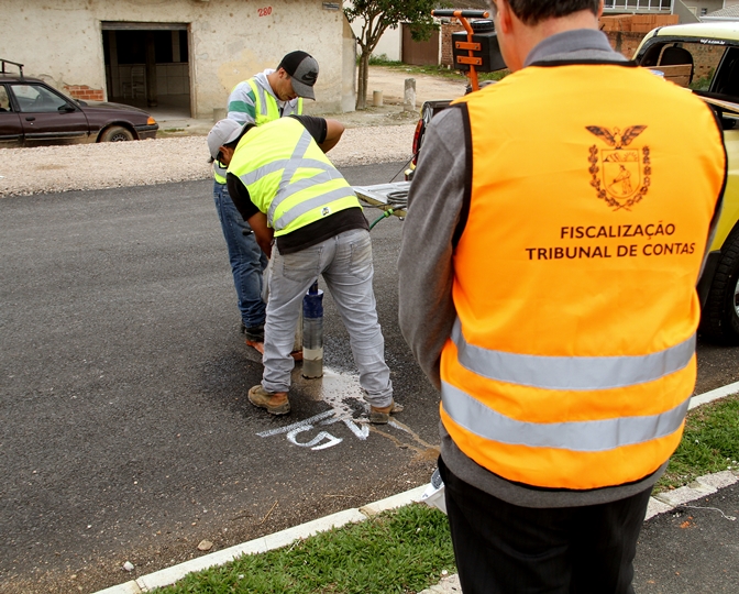 Retirada de amostras de asfalto em São José dos Pinhais para a análise em laboratório, em trabalho idêntico ao realizado em Maringá. Foto: Wagner Araújo/Divulgação TCE-PR
