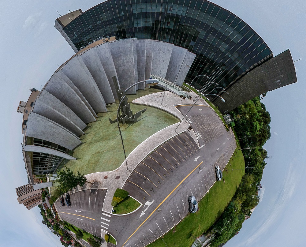 Vista aérea da sede do TCE-PR, no bairro Centro Cívico, em Curitiba, em foto produzida com efeitos especiais. Foto: Fabiano Contador/Divulgação TCE-PR