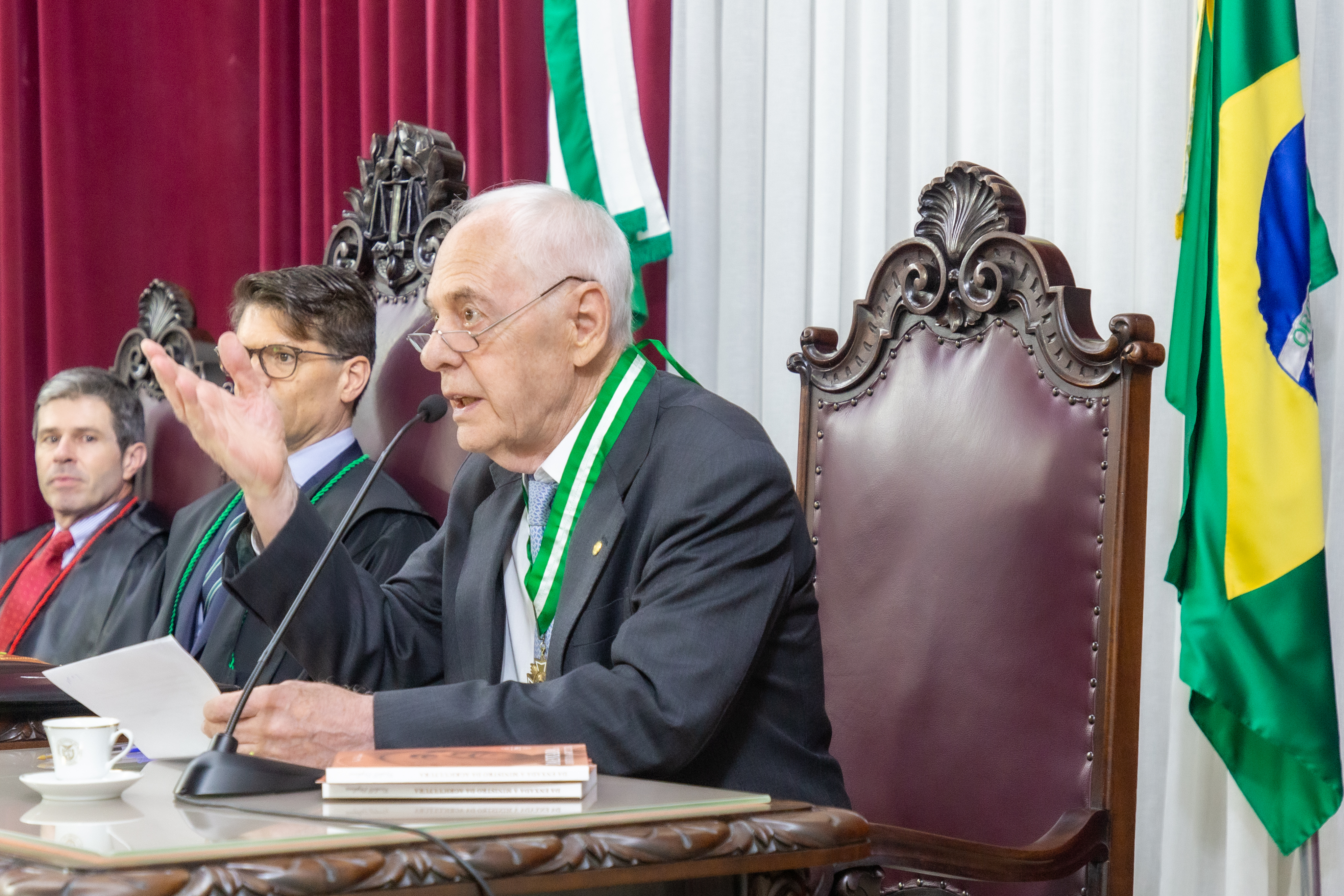 O ex-ministro Reinhold Stephanes discursa durante Sessão Solene em sua homenagem no TCE-PR