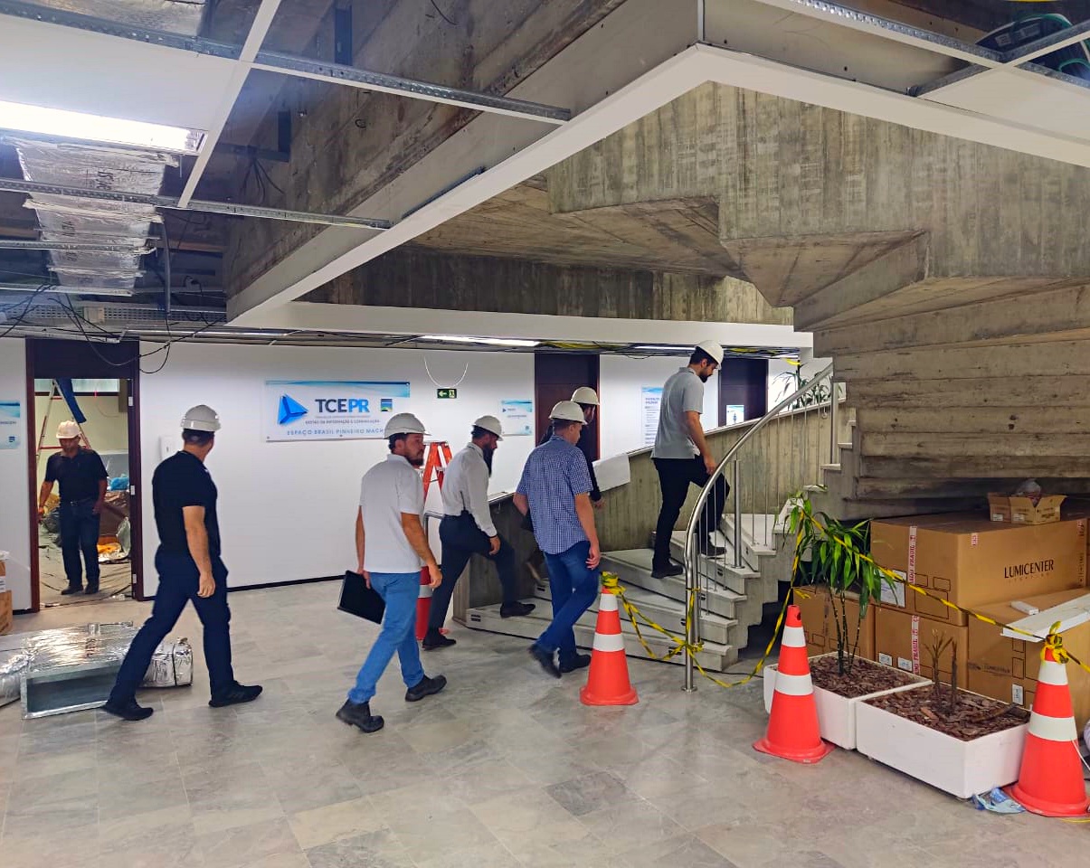 Fiscais do Crea-PR fazem vistoria nas obras realizadas na sede do Tribunal de Contas do Estado do Paraná, no bairro Centro Cívico, em Curitiba. Foto: TCE-PR/Divulgação