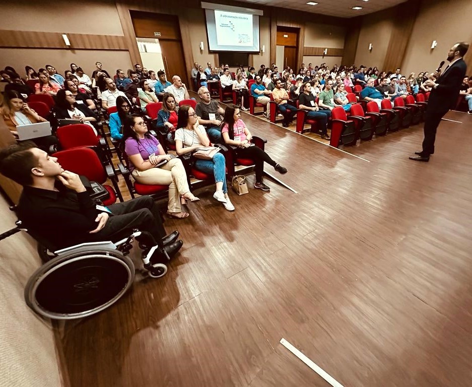 O auditor de controle externo Wilmar da Costa Martins Júnior ministra o curso Receita Tributária Municipal e Estruturação da Dívida Ativa, em Francisco Beltrão. Foto Marcelo Lancia/Divulgação TCE-PR
