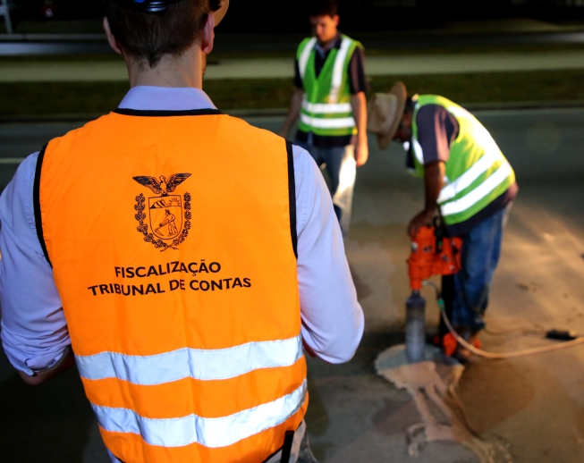 Servidor do TCE-PR e funcionários de empresa contratada retiram amostras de asfalto da Linha Verde, em Curitiba, para análise em  laboratório: trabalho é feito de madrugada, para não causar inconvenientes no trânsito. Foto: Wagner Araújo/Divulgação TCE-PR