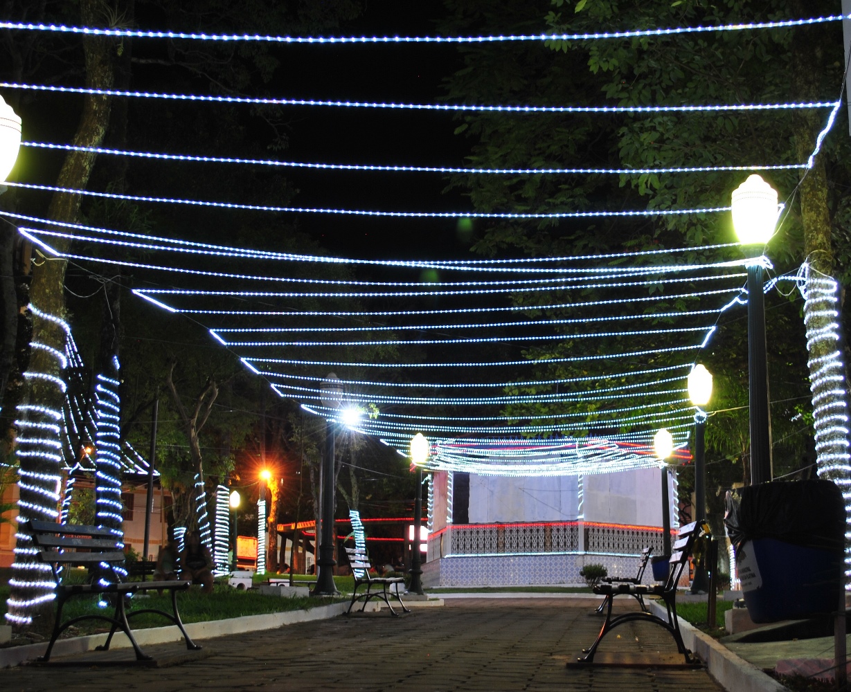 Decoração de Natal no ano de 2018 na área central de Santo Antônio da Platina, município do Norte Pioneiro do Paraná. Foto: Divulgação