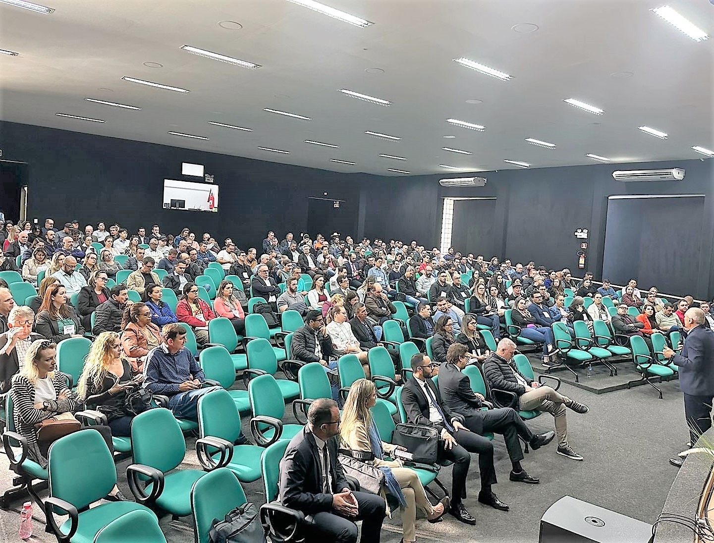 O auditor de controle externo Mario Cecato, na capacitação O Novo Parecer Prévio - Reflexos nas Câmaras Municipais, realizada em Toledo. Foto: TCE-PR/Divulgação