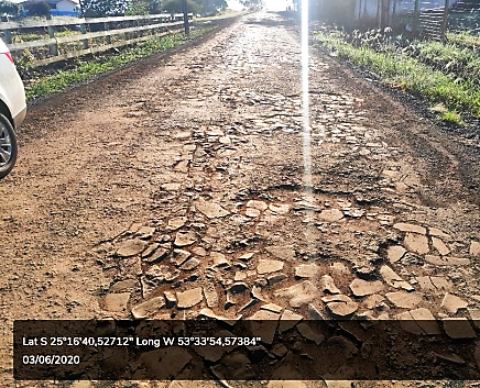 Estrada Coopavel-Linha Capão Verde, com afundamento no pavimento com pedras poliédricas, em obra da Prefeitura de Lindoeste. Foto: Prefeitura de Lindoeste
