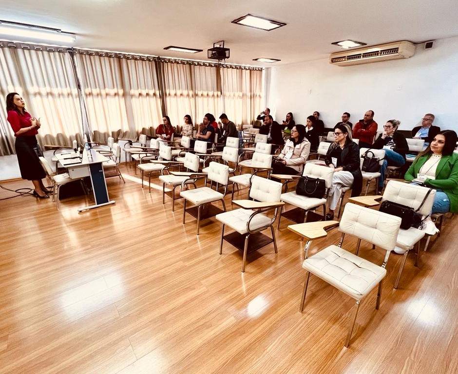 A auditora de controle externo Giovana Benevides ministra oficina de políticas públicas na área da transparência, em Jacarezinho. Foto: Marcelo Lancia/Divulgação TCE-PR