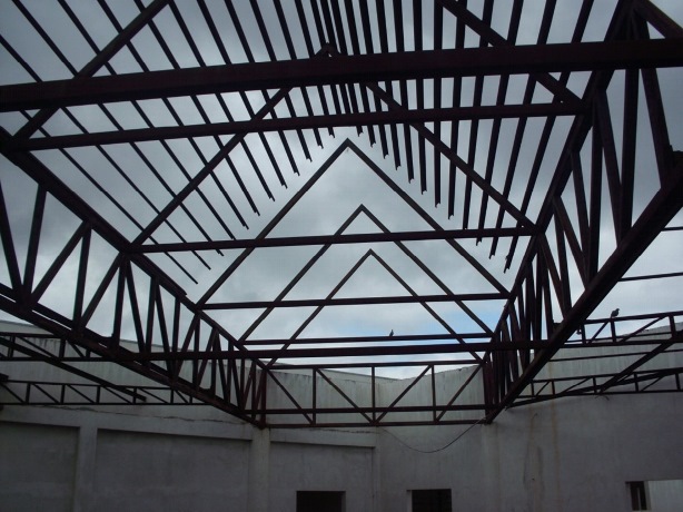 Foto tirada pela equipe da Coordenadoria de Fiscalização de Obras Públicas do TCE-PR mostra estrutura metálica do pátio coberto, parcialmente executada, na Escola Municipal Prefeito Ivo Barbosa, em Contenda. Foto: Divulgação TCE-PR