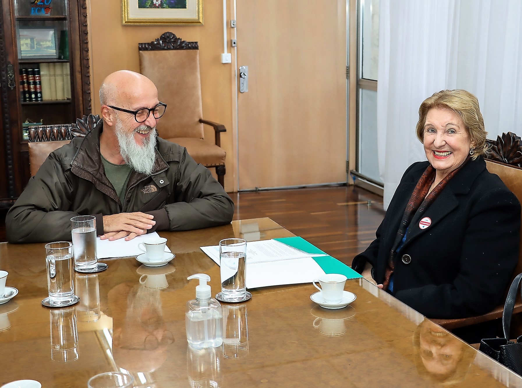 O presidente do TCE-PR, conselheiro Fernando Guimarães, recebe em seu gabinete a presidente da Organização Mundial da Família, Deisi Kusztra. Foto: Fabiano Contador/TCE-PR - Divulgação
