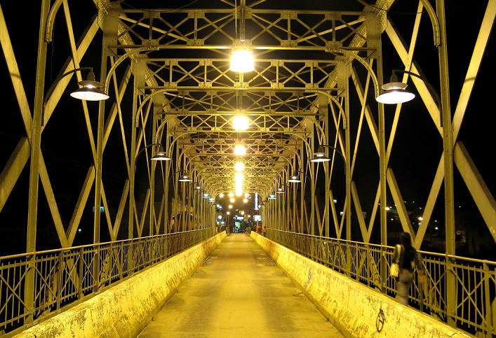 Vista noturna da ponte metálica ligando os municípios de Rio Negro, no Paraná, e Mafra, em Santa Catarina. Foto: André Bonacin/Divulgação