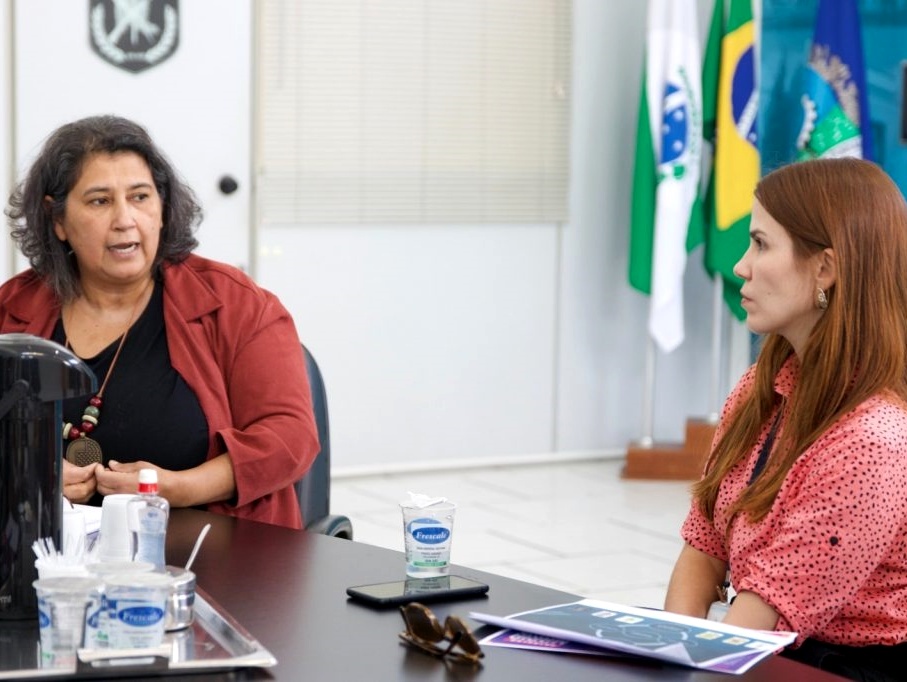 A servidora do TCE-PR Camila Ribeiro Félix, coordenadora de fiscalização sobre políticas públicas de defesa dos direitos da mulher, reunida com gestora da área no município de São José dos Pinhais. Foto: Prefeitura de São José dos Pinhais