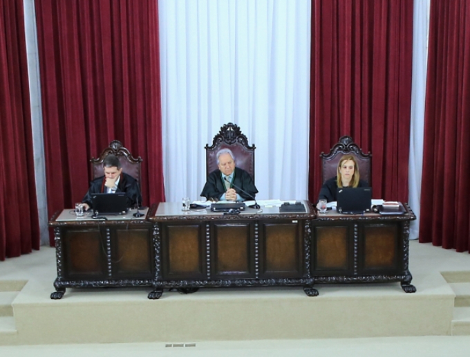 O presidente do TCE-PR, conselheiro Nestor Baptista, comanda sessão, ao lado do procurador-geral do Ministério Público de Contas, Flávio Berti, e da secretária do Tribunal Pleno, Maria Augusta de Oliveira Franco. Foto Wagner Araújo/Divulgação TCE-PR